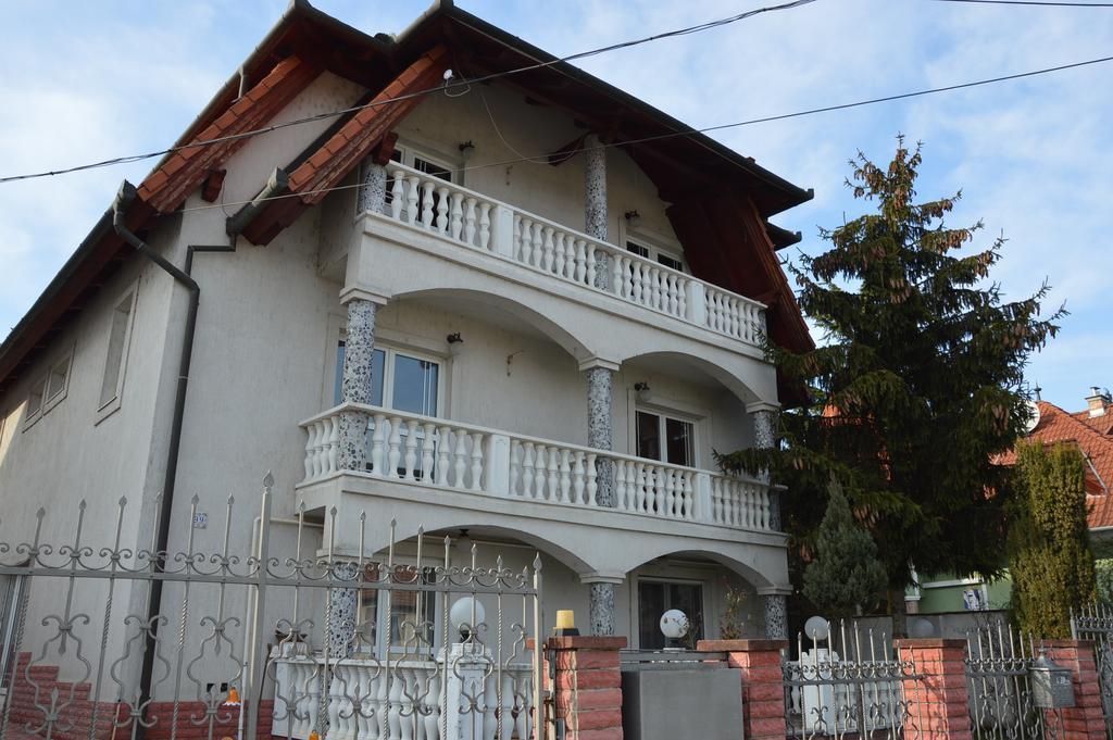 Bed and Breakfast Kristaly Apartman Хевиз Экстерьер фото