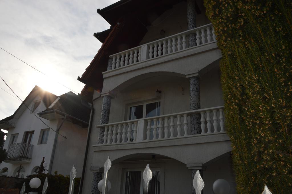 Bed and Breakfast Kristaly Apartman Хевиз Экстерьер фото