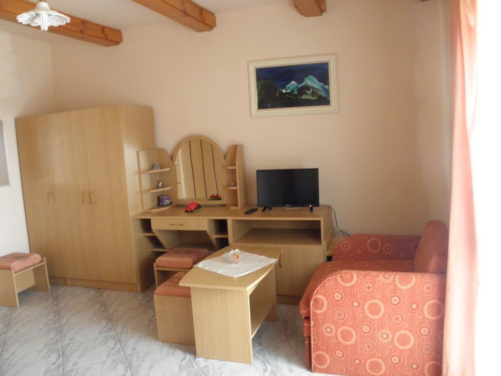 Bed and Breakfast Kristaly Apartman Хевиз Экстерьер фото