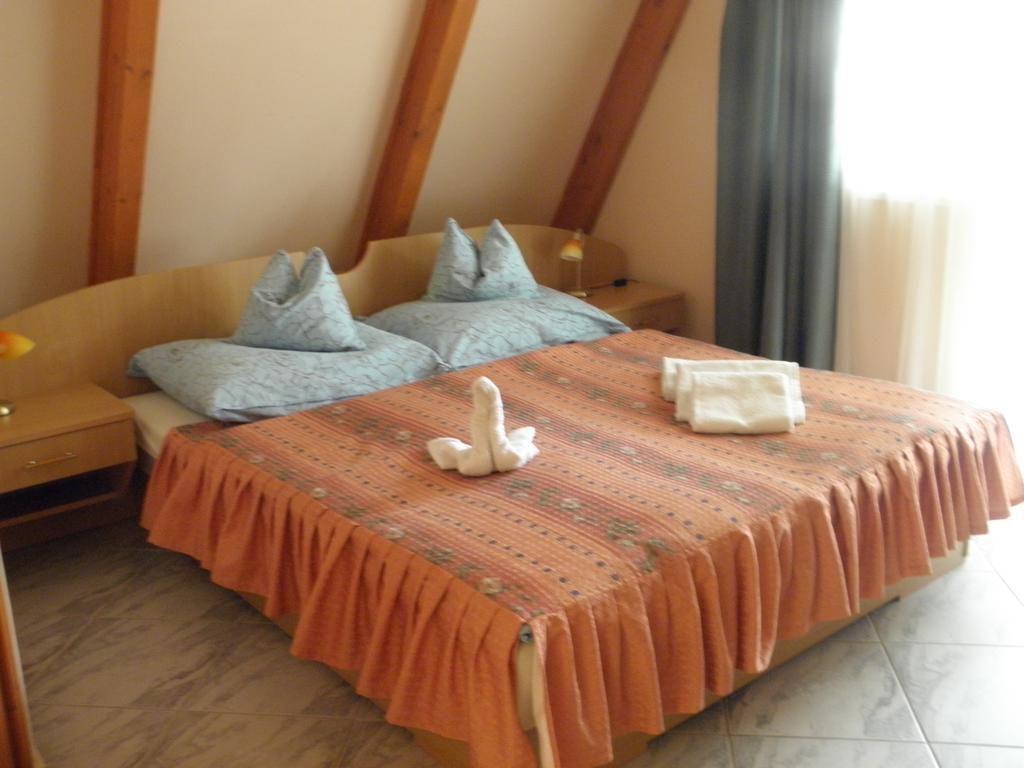 Bed and Breakfast Kristaly Apartman Хевиз Экстерьер фото