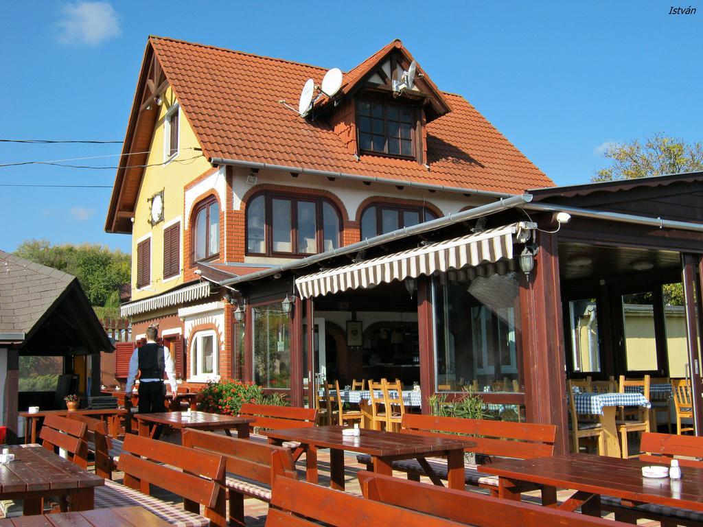 Bed and Breakfast Kristaly Apartman Хевиз Экстерьер фото